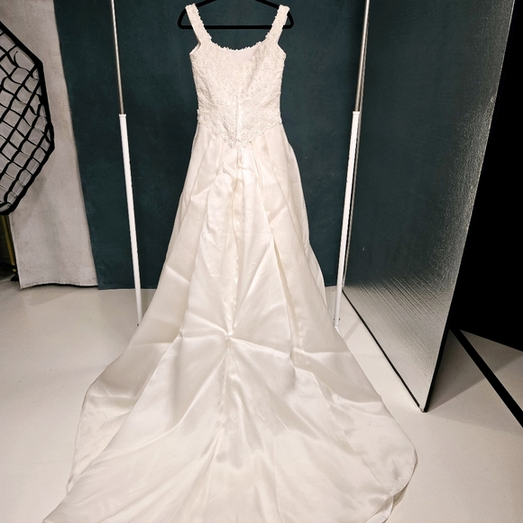 WEDDING DRESS SIZE 12 - Picture 3 of 8